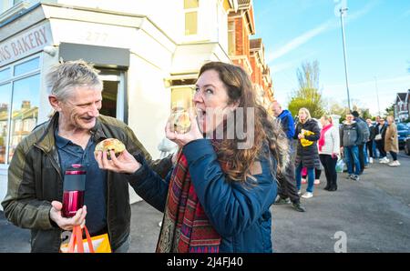 Brighton UK 15th avril 2022 - Mark et Colette Hubert ont été les premiers à faire la queue devant Ravens Bakery à Brighton le vendredi matin pour acheter leurs célèbres pains Hot Cross avant de partir à Liverpool pour voir leurs petits-enfants : Credit Simon Dack / Alay Live News Banque D'Images