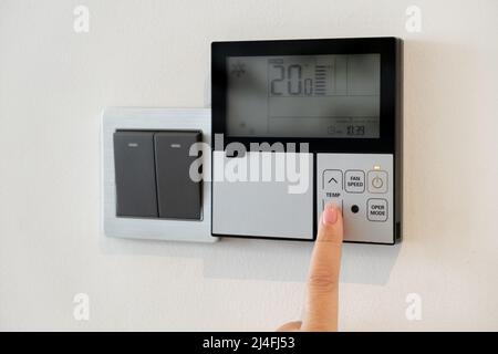 Le panneau de commande de climatisation et de chauffage de l'appartement et du bureau est situé sur un mur blanc Banque D'Images