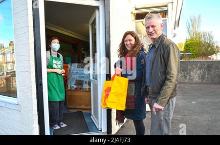 Brighton UK 15th avril 2022 - Mark et Colette Hubert sont les premiers à faire la queue devant Ravens Bakery à Brighton le vendredi matin pour acheter leurs célèbres pains Hot Cross avant de partir à Liverpool pour voir leurs petits-enfants : Credit Simon Dack / Alay Live News Banque D'Images