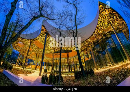 Vue de nuit de l'emblématique Maison de la musique Hongrie.le bâtiment conçu par l'architecte japonais Sou Fujimoto.la salle de musique a ouvert en 2022 Banque D'Images