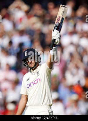 Photo du dossier datée du 14-08-2021 de l'Angleterre Joe Root célèbre son 150 au cours du troisième jour du deuxième match de test de Cinch à Lord's, Londres. Joe Root a démissionné en tant que capitaine du test masculin de l'Angleterre, a annoncé le comité de cricket de l'Angleterre et du pays de Galles. Date de publication : vendredi 15 avril 2022. Banque D'Images