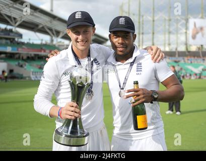 Photo du dossier datée du 17-08-2014 de l'Angleterre Joe Root (à gauche) et de Chris Jordan avec le trophée de la série Investec après la victoire sur l'Inde pendant le cinquième Test au Kia Oval, Londres. Joe Root a démissionné en tant que capitaine du test masculin de l'Angleterre, a annoncé le comité de cricket de l'Angleterre et du pays de Galles. Date de publication : vendredi 15 avril 2022. Banque D'Images