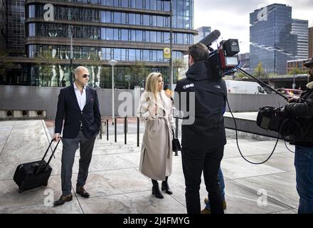 Amsterdam, pays-Bas. 15th avril 2022. 2022-04-15 09:42:28 AMSTERDAM - vlogger Yvonne Coldweijer arrive à la cour. Selon le fabricant de ce que l'on appelle le canal de jus de vie d'Yvonne, la chanteuse Samantha Steenwijk a déposé une injonction préliminaire. Coldeweijer a accusé Steenwijk - à tort selon le chanteur - d'utiliser des pilules alimentaires illégales. ANP RAMON VAN FLYMEN pays-bas - belgique Out crédit: ANP/Alay Live News Banque D'Images