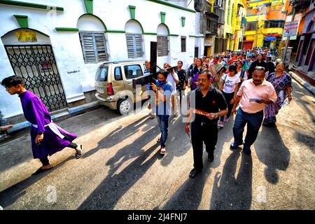 Les jeunes chrétiens et les dévotés ont vu porter une croix alors qu'ils prennent part à la procession religieuse pendant le Vendredi Saint. Le Vendredi Saint est une fête chrétienne commémorant la crucifixion de Jésus-Christ et sa mort au Calvaire. Il est observé pendant la semaine Sainte comme faisant partie du Triduum Pascal le vendredi précédant le dimanche de Pâques, et peut coïncider avec l'observance juive de la Pâque. (Photo par Avishek Das / SOPA Images / Sipa USA) Banque D'Images
