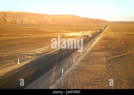 La route panaméricaine traverse directement les lignes Nazca dans le désert de Nazca, site classé au patrimoine mondial de l'UNESCO dans la région de l'ICA, au Pérou, en Amérique du Sud Banque D'Images