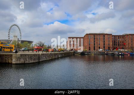 Albert Dock et la roue de Liverpool Banque D'Images