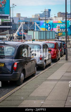 ROW of taxi's à l'extérieur de la gare de Lime Street, centre-ville de Liverpool Banque D'Images