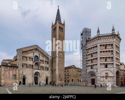 La place de la cathédrale à Parme, en Italie, dans un moment calme en fin d'après-midi Banque D'Images