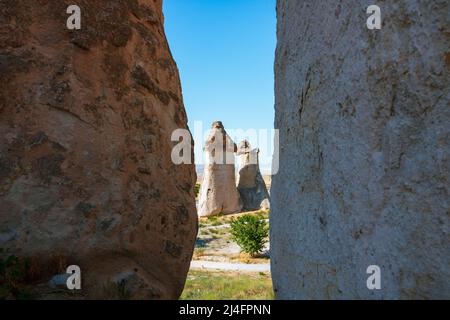 Vue sur la Cappadoce. Cheminées de fées ou de hoodoos ou peri bacalari en Cappadoce. Mise au point sélective sur l'arrière-plan. Banque D'Images
