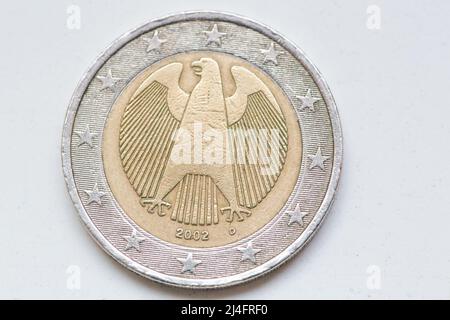Berlin, Allemagne. 13th avril 2022. Une pièce de 2 euros se trouve sur le sol. Credit: Fernando Gutierrez-Juarez/dpa/Alay Live News Banque D'Images