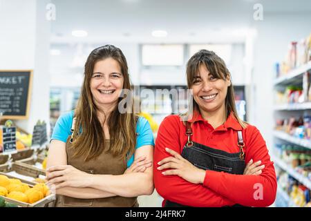 Des femmes heureuses travaillant dans un supermarché Banque D'Images