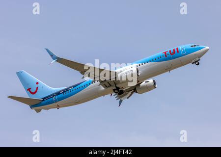 TUI Boeing 737-8K5 (REG: G-TAWS) au départ de la piste 13. Banque D'Images