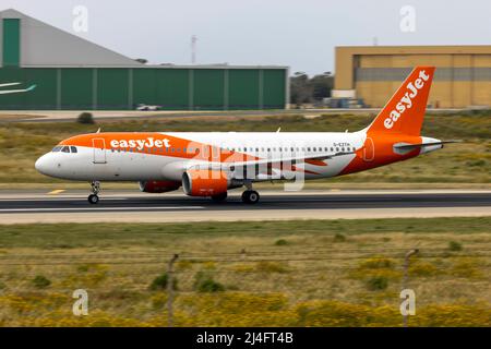 EasyJet Airline Airbus A320-214 (REG: G-EZTH) accélération de la piste 13 pour décollage. Banque D'Images