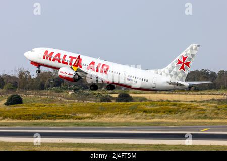 Malta Air Boeing 737-8 MAX 200 (REG: 9h-VUD) se levant de la piste 13 en route vers Milan, Italie. Banque D'Images