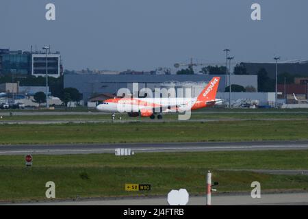 Avion de la société Easyjet. Quelques jours avant les vacances de Pâques, plusieurs compagnies aériennes à bas prix (Volotea, Vueling et Ryanair) ont déposé des avis de grève. Après avoir accepté des réductions de salaires pendant la pandémie de Covid-19, le personnel de vol et les pilotes ne peuvent obtenir d'augmentation de salaire, malgré la reprise d'une activité en forte hausse. Toulouse, le 14 avril 2022. Photo de Patrick Batard/ABACAPRESS.COM Banque D'Images