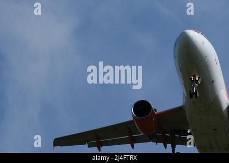 Avion de la société Easyjet. Quelques jours avant les vacances de Pâques, plusieurs compagnies aériennes à bas prix (Volotea, Vueling et Ryanair) ont déposé des avis de grève. Après avoir accepté des réductions de salaires pendant la pandémie de Covid-19, le personnel de vol et les pilotes ne peuvent obtenir d'augmentation de salaire, malgré la reprise d'une activité en forte hausse. Toulouse, le 14 avril 2022. Photo de Patrick Batard/ABACAPRESS.COM Banque D'Images