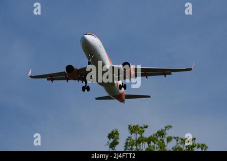 Avion de la société Easyjet. Quelques jours avant les vacances de Pâques, plusieurs compagnies aériennes à bas prix (Volotea, Vueling et Ryanair) ont déposé des avis de grève. Après avoir accepté des réductions de salaires pendant la pandémie de Covid-19, le personnel de vol et les pilotes ne peuvent obtenir d'augmentation de salaire, malgré la reprise d'une activité en forte hausse. Toulouse, le 14 avril 2022. Photo de Patrick Batard/ABACAPRESS.COM Banque D'Images