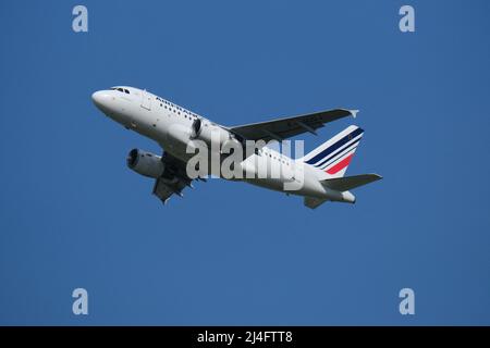 Avion de la société Air France. Quelques jours avant les vacances de Pâques, plusieurs compagnies aériennes à bas prix (Volotea, Vueling et Ryanair) ont déposé des avis de grève. Après avoir accepté des réductions de salaires pendant la pandémie de Covid-19, le personnel de vol et les pilotes ne peuvent obtenir d'augmentation de salaire, malgré la reprise d'une activité en forte hausse. Toulouse, le 14 avril 2022. Photo de Patrick Batard/ABACAPRESS.COM Banque D'Images