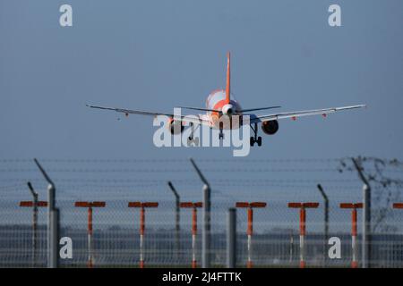 Avion de la société Easyjet. Quelques jours avant les vacances de Pâques, plusieurs compagnies aériennes à bas prix (Volotea, Vueling et Ryanair) ont déposé des avis de grève. Après avoir accepté des réductions de salaires pendant la pandémie de Covid-19, le personnel de vol et les pilotes ne peuvent obtenir d'augmentation de salaire, malgré la reprise d'une activité en forte hausse. Toulouse, le 14 avril 2022. Photo de Patrick Batard/ABACAPRESS.COM Banque D'Images