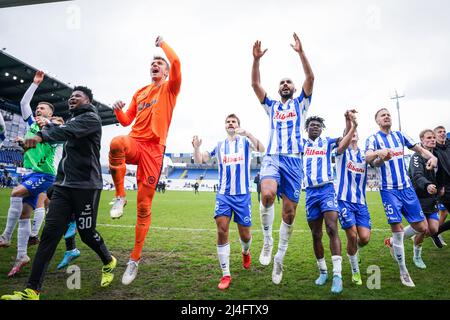 Odense, Danemark. 14th avril 2022. Les joueurs d'OB fêtent avec les fans après le match Superliga 3F entre Odense Boldklub et Vejle Boldklub au Parc d'énergie de la nature à Odense. (Crédit photo : Gonzales photo/Alamy Live News Banque D'Images