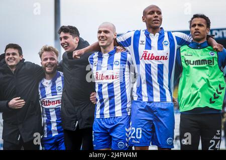 Odense, Danemark. 14th avril 2022. Les joueurs d'OB fêtent avec les fans après le match Superliga 3F entre Odense Boldklub et Vejle Boldklub au Parc d'énergie de la nature à Odense. (Crédit photo : Gonzales photo/Alamy Live News Banque D'Images