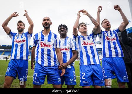 Odense, Danemark. 14th avril 2022. Les joueurs d'OB fêtent avec les fans après le match Superliga 3F entre Odense Boldklub et Vejle Boldklub au Parc d'énergie de la nature à Odense. (Crédit photo : Gonzales photo/Alamy Live News Banque D'Images