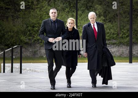 Amsterdam, pays-Bas. 15th avril 2022. 2022-04-15 09:46:56 AMSTERDAM - la chanteuse Samantha Steenwijk arrive à la cour. Selon Yvonne Coldewijer, la créatrice du canal de jus de la vie d'Yvonne, elle a institué une procédure sommaire. Coldeweijer a accusé Steenwijk - à tort selon le chanteur - d'utiliser des pilules alimentaires illégales. ANP RAMON VAN FLYMEN pays-bas - belgique Out crédit: ANP/Alay Live News Banque D'Images