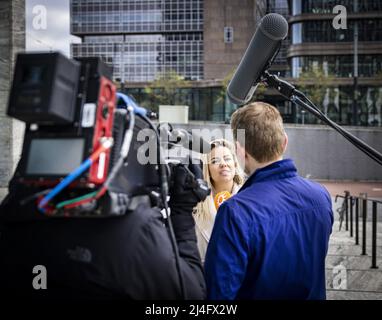 Amsterdam, pays-Bas. 15th avril 2022. 2022-04-15 09:43:02 AMSTERDAM - vlogger Yvonne Coldweijer arrive à la cour. Selon le fabricant de ce que l'on appelle le canal de jus de vie d'Yvonne, la chanteuse Samantha Steenwijk a déposé une injonction préliminaire. Coldeweijer a accusé Steenwijk - à tort selon le chanteur - d'utiliser des pilules alimentaires illégales. ANP RAMON VAN FLYMEN pays-bas - belgique Out crédit: ANP/Alay Live News Banque D'Images