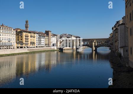 Vue sur l'Arno et le Ponte Vecchio Florence Italie Banque D'Images