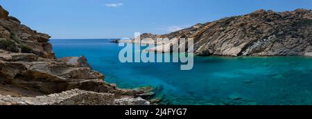 Vue panoramique sur la superbe plage turquoise de Tripiti à iOS Grèce Banque D'Images