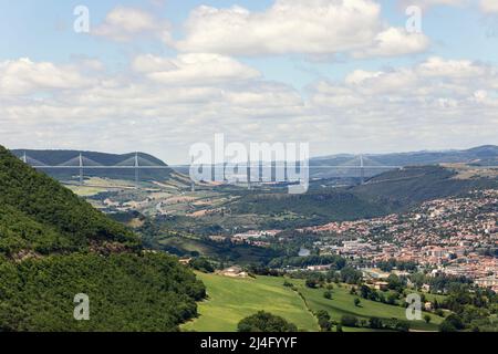 Millau Viaduct est un pont multitravée à travers la vallée des gorges du Tarn. Aveyron, Occitania, Sud de la France Banque D'Images