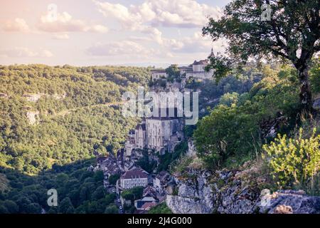 Vue sur l'ancienne ville rock de Rocamadour et ses célèbres sanctuaires religieux. Lot, Occitania, sud-ouest de la France Banque D'Images