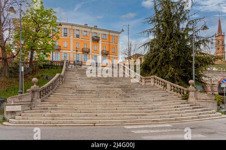 Cuneo, Italie - 11 avril 2022 : l'escalier Leonardo, Antonio et Luigi Piatti, sculpteurs et peintres du XXe siècle, entre corso Giovann Banque D'Images