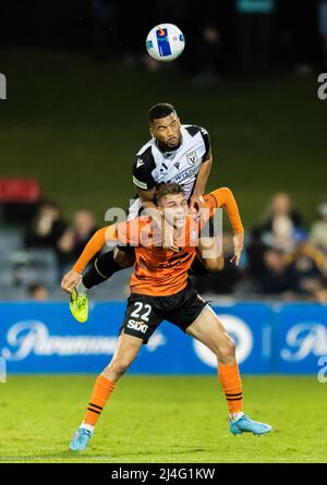 Sydney, Australie. 15th avril 2022. Adrian Mariappa, des Bulls et Alexander Parsons, du roar, se dispute le ballon lors du match Des hommes De L'A-League entre le MacArthur FC et le roar de Brisbane au stade de Campbelltown Sports, le 15 avril 2022, à Sydney, en Australie. Credit: Izhar Ahmed Khan/Alamy Live News/Alamy Live News Banque D'Images