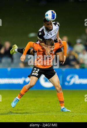 Sydney, Australie. 15th avril 2022. Adrian Mariappa, des Bulls et Alexander Parsons, du roar, se dispute le ballon lors du match Des hommes De L'A-League entre le MacArthur FC et le roar de Brisbane au stade de Campbelltown Sports, le 15 avril 2022, à Sydney, en Australie. Credit: Izhar Ahmed Khan/Alamy Live News/Alamy Live News Banque D'Images