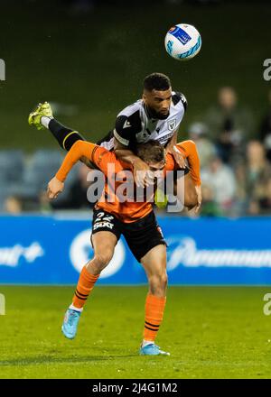 Sydney, Australie. 15th avril 2022. Adrian Mariappa, des Bulls et Alexander Parsons, du roar, se dispute le ballon lors du match Des hommes De L'A-League entre le MacArthur FC et le roar de Brisbane au stade de Campbelltown Sports, le 15 avril 2022, à Sydney, en Australie. Credit: Izhar Ahmed Khan/Alamy Live News/Alamy Live News Banque D'Images