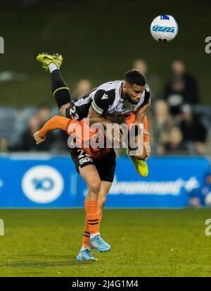 Sydney, Australie. 15th avril 2022. Adrian Mariappa, des Bulls et Alexander Parsons, du roar, se dispute le ballon lors du match Des hommes De L'A-League entre le MacArthur FC et le roar de Brisbane au stade de Campbelltown Sports, le 15 avril 2022, à Sydney, en Australie. Credit: Izhar Ahmed Khan/Alamy Live News/Alamy Live News Banque D'Images