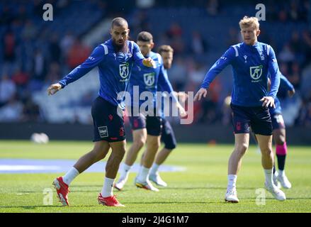 Lewis Grabban (à gauche) et Joe Worrall de Nottingham Forest se réchauffent avant le match du championnat Sky Bet à Kenilworth Road, Luton. Date de la photo: Vendredi 15 avril 2022. Banque D'Images