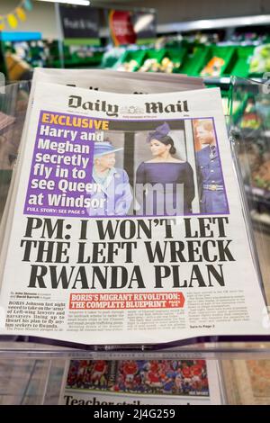 Journal Daily Mail page principale Harry & Meghan & Queen Visit & Boris Johnson « I Whatn't Lave The Left Wreck Rwanda Plan » 15 avril 2022 Londres Royaume-Uni Banque D'Images