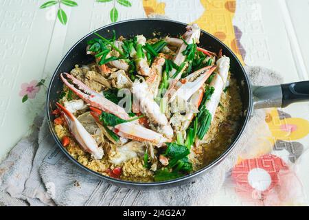 Remuez le crabe frit dans une casserole de fruits de mer en gros plan Banque D'Images