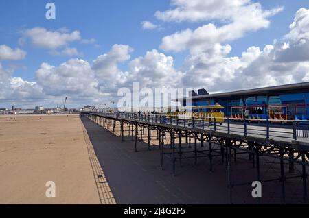 Southport Pier à Merseyside. À 1 000 mètres, il est le deuxième plus long de Grande-Bretagne. Banque D'Images