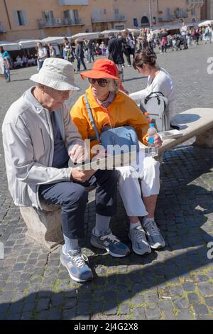 Couple mature de touristes lisant la carte Piazza Navona Rome Italie Banque D'Images