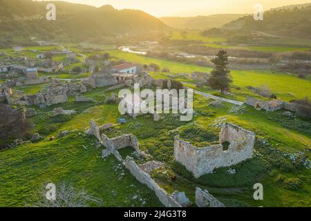Ruines du village de Souskiou dans le quartier de Paphos, Chypre. Il a été abandonné à la suite de l'invasion turque en 1974 Banque D'Images