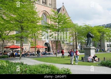 ROTTERDAM, PAYS-BAS, le 11 MAI 2018 : vue sur Grotekerkplein par jour ensoleillé à Rotterdam, le 11 mai 2018 Banque D'Images