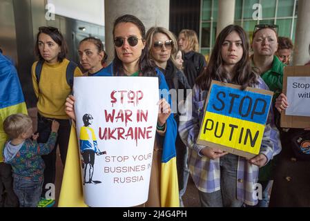 Les manifestants tiennent des écriteaux exprimant leur opinion à l'extérieur du ministère des Affaires étrangères pendant la manifestation. Jour 50 de l'invasion de la Russie de l'Ukraine et des présidents Alexandre Loukachenko question pressante, comme il a communiqué avec les dirigeants européens ce matin: Les pays continuent à payer pour le pétrole russe, dont la Russie fait des milliards chaque semaine. Les acheteurs « gagnaient leur argent du sang des autres », a-t-il déclaré. Plus de 40 manifestants, dont des enfants et des réfugiés ukrainiens, se sont rassemblés cet après-midi devant les ministères des Affaires étrangères, portant le jaune national et Banque D'Images