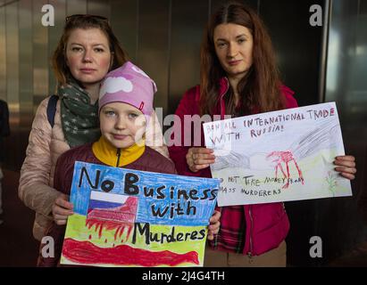 Les manifestants tiennent des écriteaux exprimant leur opinion à l'extérieur du ministère des Affaires étrangères pendant la manifestation. Jour 50 de l'invasion de la Russie de l'Ukraine et des présidents Alexandre Loukachenko question pressante, comme il a communiqué avec les dirigeants européens ce matin: Les pays continuent à payer pour le pétrole russe, dont la Russie fait des milliards chaque semaine. Les acheteurs « gagnaient leur argent du sang des autres », a-t-il déclaré. Plus de 40 manifestants, dont des enfants et des réfugiés ukrainiens, se sont rassemblés cet après-midi devant les ministères des Affaires étrangères, portant le jaune national et Banque D'Images