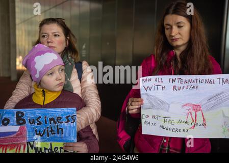 Les manifestants tiennent des écriteaux exprimant leur opinion à l'extérieur du ministère des Affaires étrangères pendant la manifestation. Jour 50 de l'invasion de la Russie de l'Ukraine et des présidents Alexandre Loukachenko question pressante, comme il a communiqué avec les dirigeants européens ce matin: Les pays continuent à payer pour le pétrole russe, dont la Russie fait des milliards chaque semaine. Les acheteurs « gagnaient leur argent du sang des autres », a-t-il déclaré. Plus de 40 manifestants, dont des enfants et des réfugiés ukrainiens, se sont rassemblés cet après-midi devant les ministères des Affaires étrangères, portant le jaune national et Banque D'Images