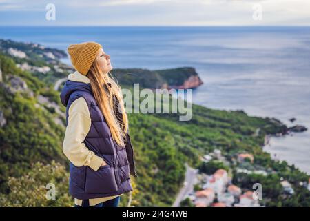 Femme dans les montagnes du Monténégro en vêtements chauds. Voyage au Monténégro au printemps, en automne, en hiver Banque D'Images