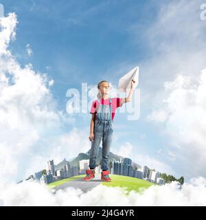 Concept d'enfance heureuse insouciante avec girl rêver d'avenir Banque D'Images