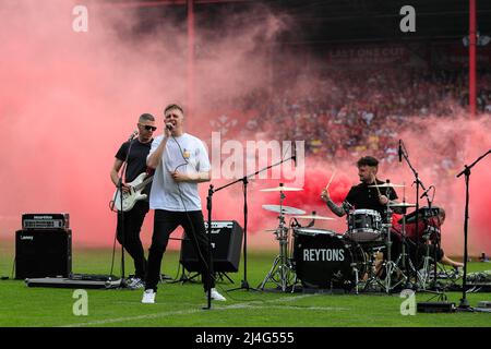 Kingston upon Hull, Royaume-Uni. 15th avril 2022. Le groupe Reytons joue avant le match à Kingston upon Hull, Royaume-Uni, le 4/15/2022. (Photo de James Heaton/News Images/Sipa USA) crédit: SIPA USA/Alay Live News Banque D'Images